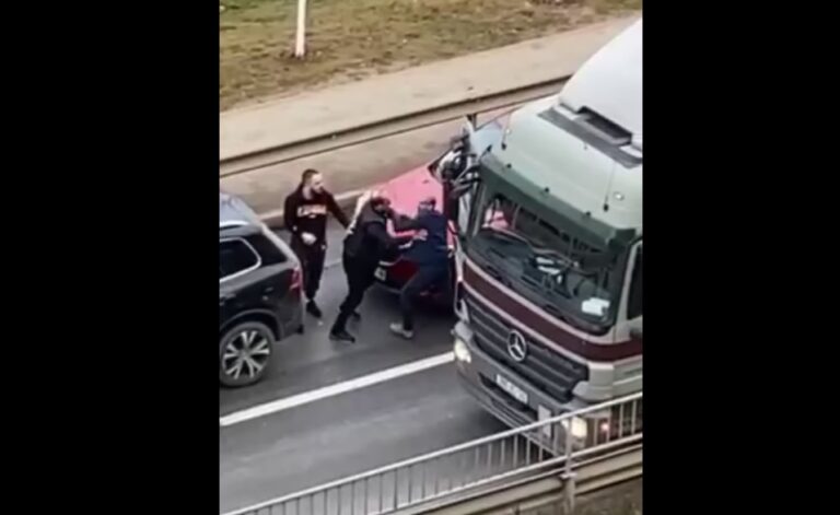 Tre shoferë në Prishtinë dalin prej veturave dhe rrihen midis kolonës