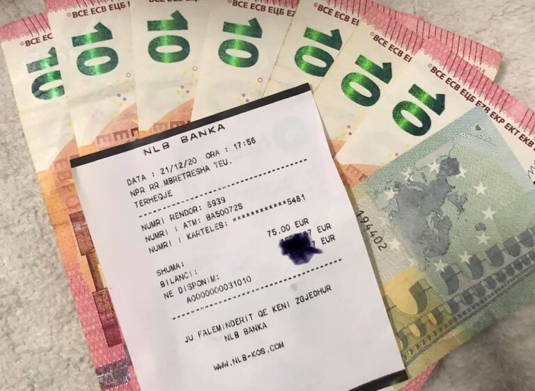 Qytetari nga Mitrovica gjen para afër bankomatit, pret pronarin të lajmërohet