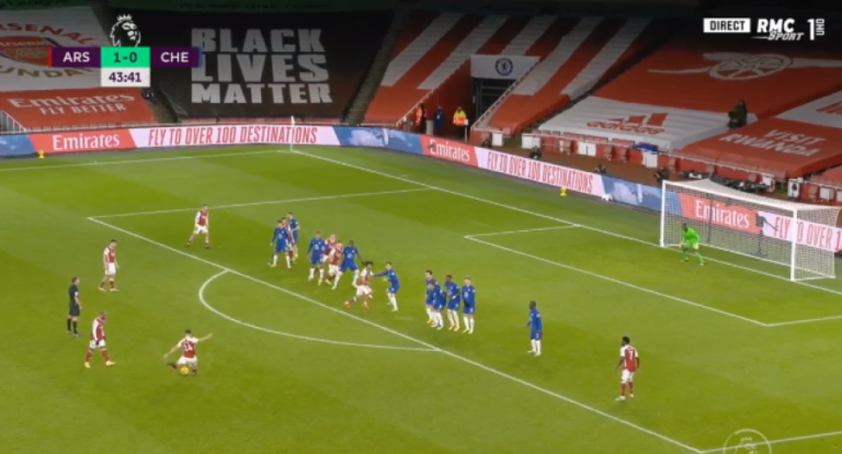 Xhaka “bombardon” portën e Chelseat