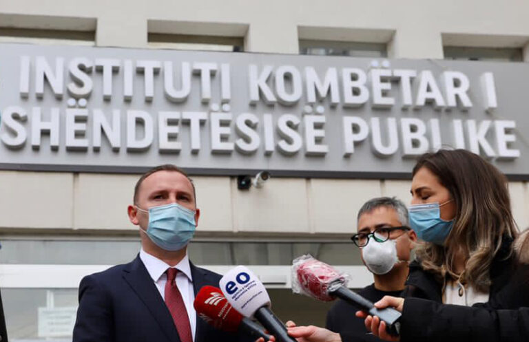 Një muaj pas masave të reja: 390 të vdekur dhe 2 mijë e 504 raste aktive më shumë