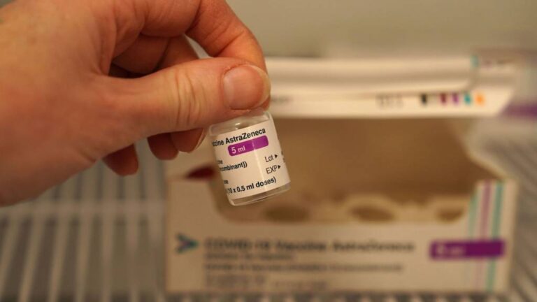 S’ka arsye për t’u shqetësuar për përdorimin e AstraZeneca edhe te të moshuarit, thotë profesori i Oxfordit