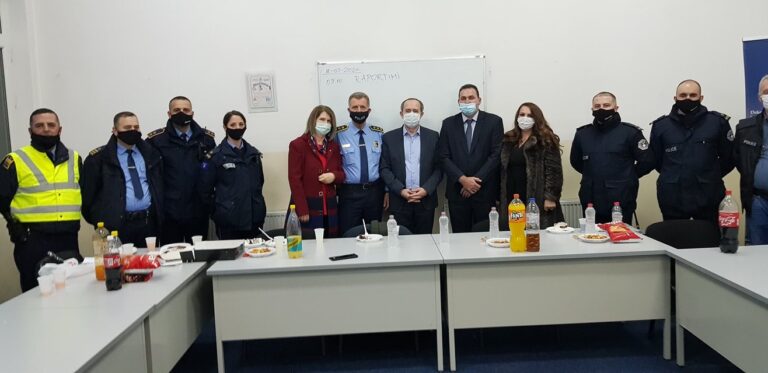 Kryeministri Hoti ndërrimin e moteve e pret me policët e stacionit në Rahovec