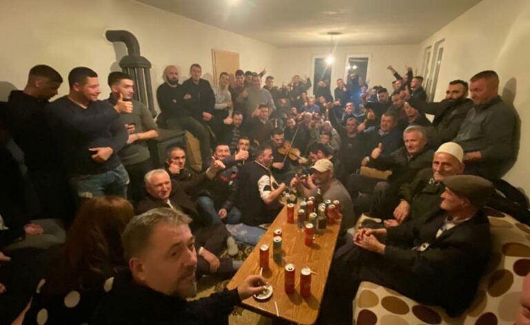 Lushtaku poston fotografi nga Gradica, nuk respektohen masat anti-Covid