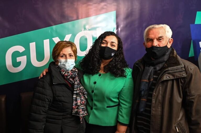 Vjosa Osmani ndan fotografinë e veçantë me prindërit