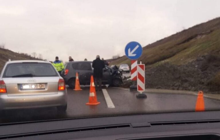 Si pasojë e rrëshqitjes së dheut, vetaksidentohet një veturë në autostradë afër Suharekës