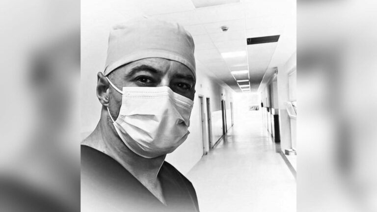 “Dorëzohet” infermieri i QKUK-së: Ndërpret grevën 1 mujore dhe jep dorëheqje, humba 18 kilogramë