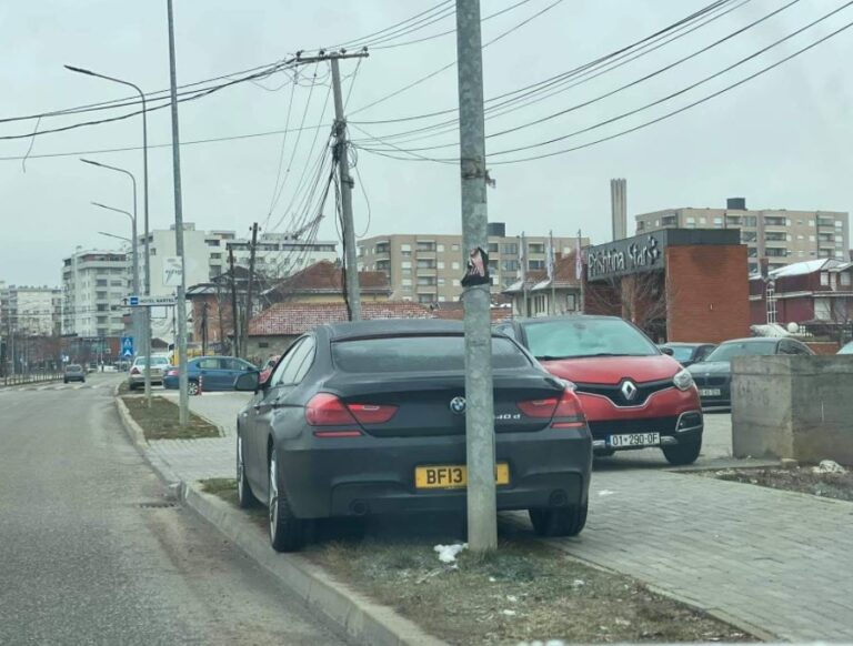 Kështu e parkon prishtinasi makinën në mes të trotuarit