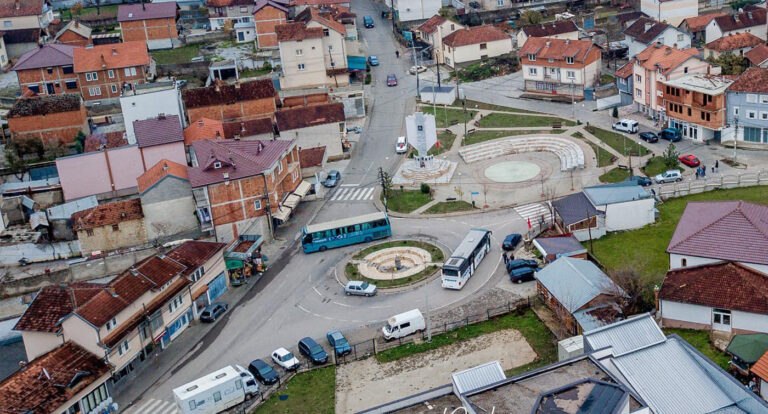 Shkelet me veturë një fëmijë në fshatin Zhur