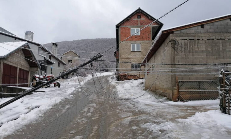 Rrëzohen shtyllat elektrike edhe në fshatin Buçe, banorët thonë se janë bllokuar që 24 orë