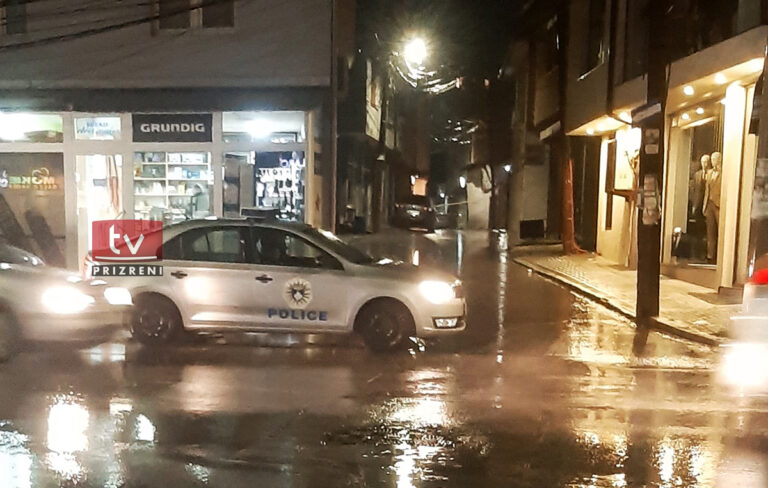 Shtëpia e vjetër në Prizren rrezikon të shembet, policia nuk lejon lëvizjen e qytetarëve