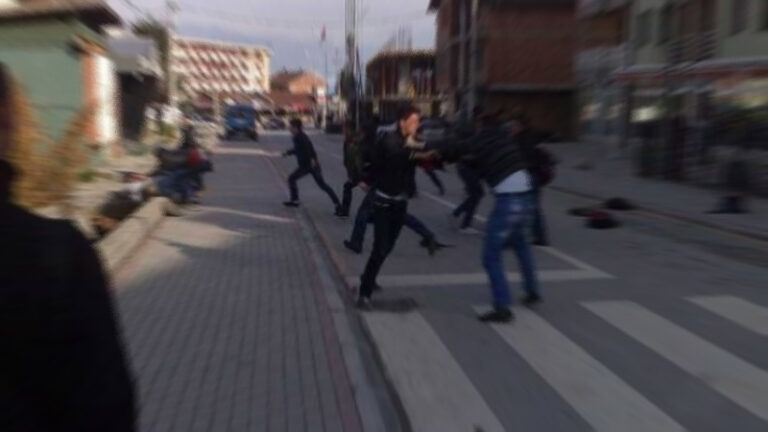 Rrihen dy persona në një kafiteri në Rahovec