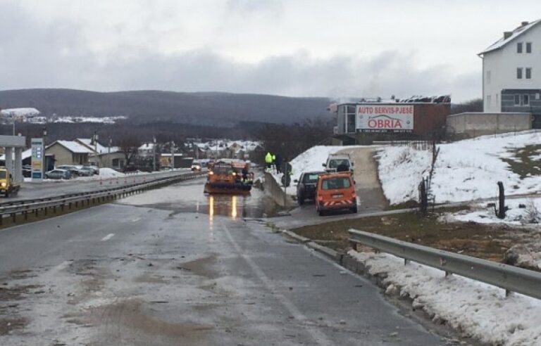 Ministria e Infrastrukturës tregon për rrugët e bllokuara