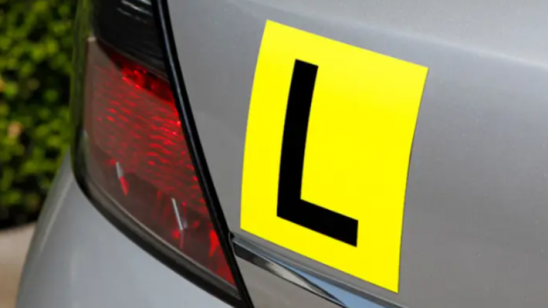 Angli: ‘Shoferi’ më në fund kalon testin e njohurive rreth vozitjes, pasi dështoi 157 herë