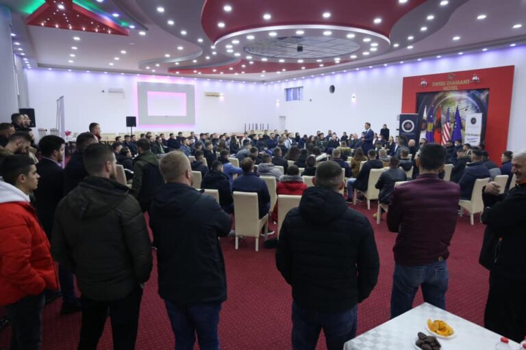 Partitë politike mbajnë tubime, shkelin masat qeveritare për mbrojtje nga COVID-19