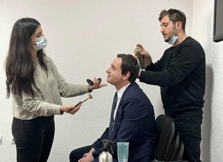 Kurti me kandidatë për deputetë rregullohen te frizeri (FOTO)