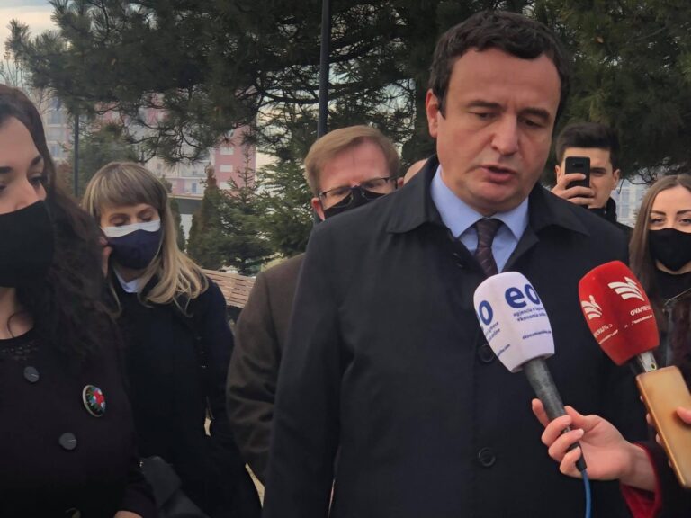 Ish-ministri i Shëndetësisë, Kurtit: Po e shantazhon opozitën, deri t’i bie ndërmend për Covid-19, të ruhemi nga virusi