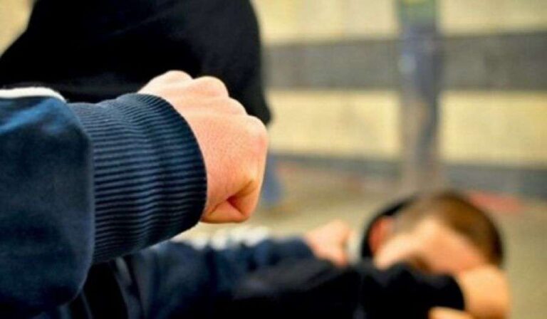 Theret me thikë një person në Prizren