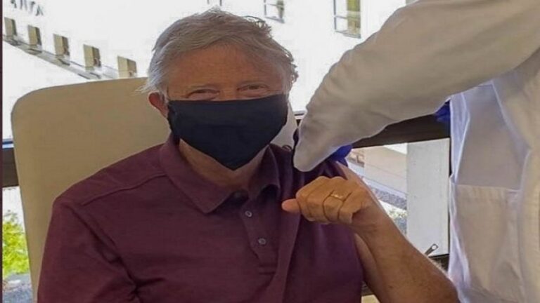 Bill Gates merr vaksinën kundër Covid-19