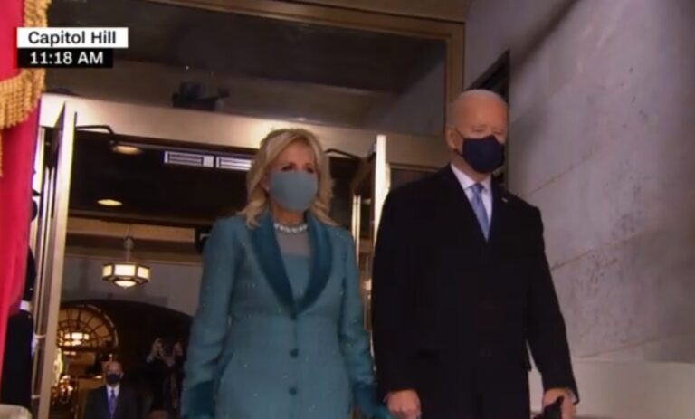 Joe Biden del në skenë