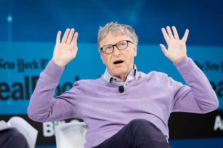 “Përhapën virusin që të fusin çipa në trupin e njeriut”- Bill Gates flet për herë të parë