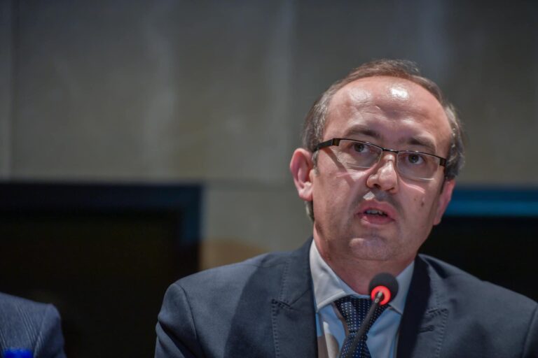 Hoti: Kurti në vend që të ndihmoj njerëzit nga vërshimet kërcënon me prokurorë