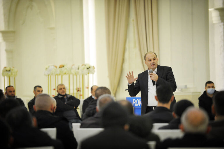 Hoxhaj zhvillon takim me strukturat e PDK-së në Dragash