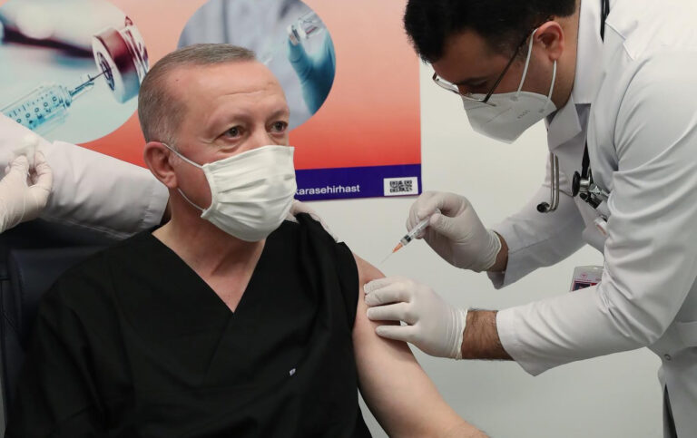 Erdogan merr vaksinën anti-Covid