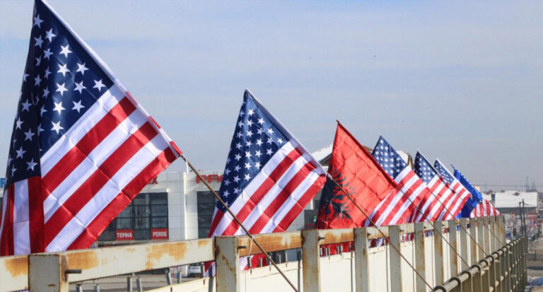 Vendosen 160 flamuj amerikanë në Ferizaj në ditën e inaugurimit të Bidenit!