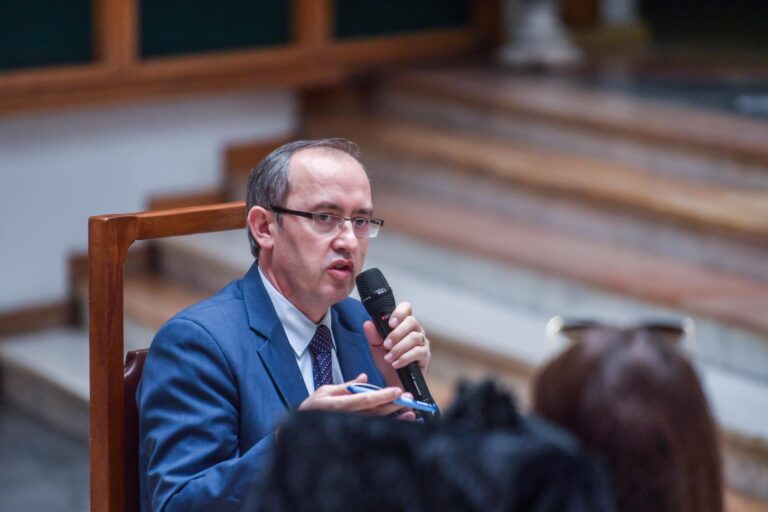 Plani i Hotit për arsim: Teknologji e avancuar në shkolla, aktivitete shkencore në universitete