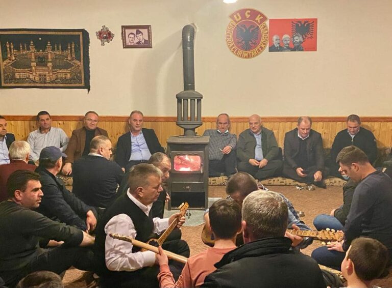 Me çifteli e pa masa kundër Covid, Limaj takohet me bashkëluftëtarë