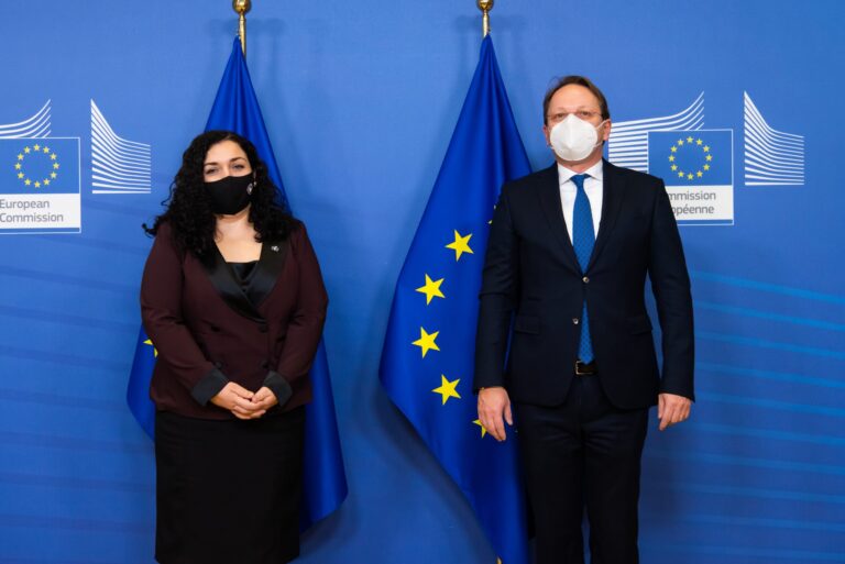 Osmani në Bruksel, takohet me Komisionerin për Zgjerim