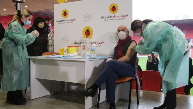 14 ditë pasi mori dozën e parë të vaksinës Pfizer, infektohet me Covid-19 Pëllumb Pipero