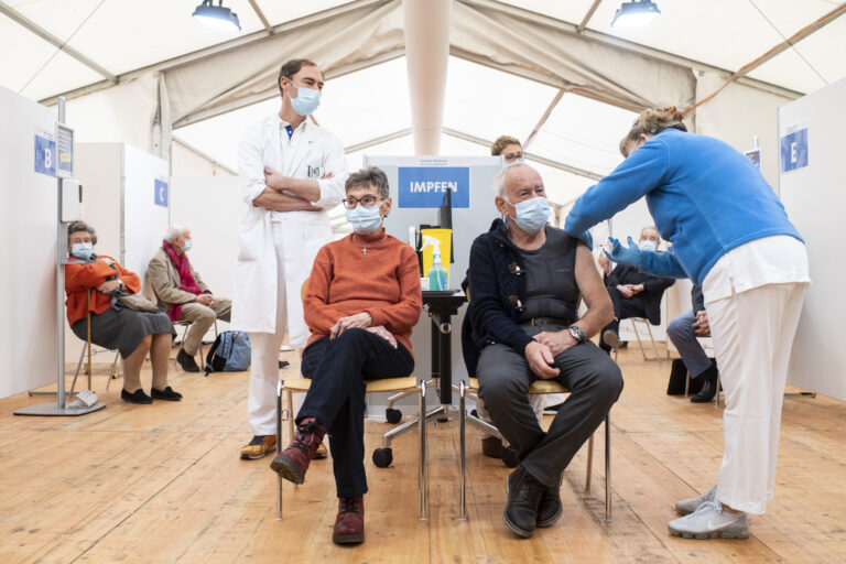 Zvicra ka siguruar 15.8 milionë doza të vaksinave për 8 milionë banorë