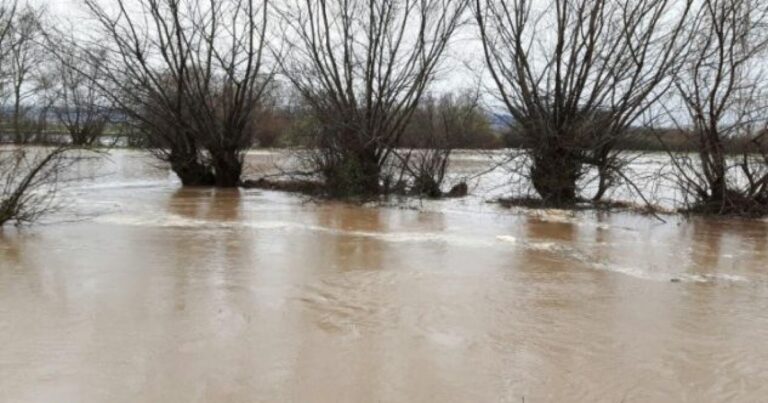 Makinën e merr uji, babë e bir humbin jetën në Malësinë e Madhe