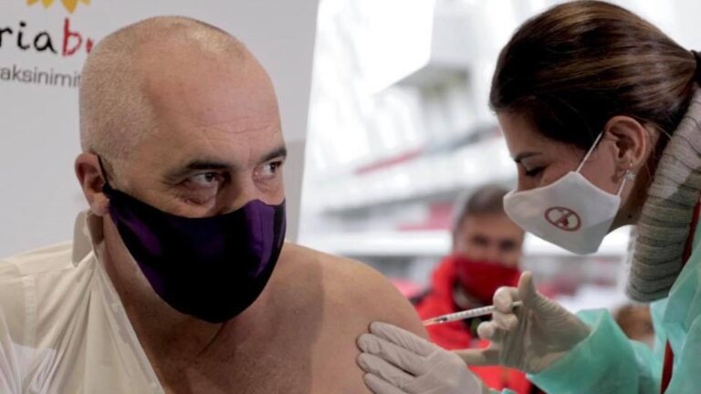 1170 vaksinat e Pfizer: Sot marrin dozën e dytë të vaksinuarit, mes tyre edhe Rama