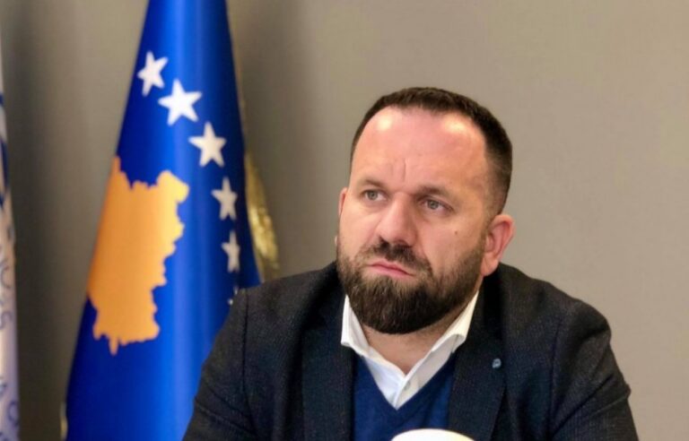 Qeveria rriti pagat, Rukiqi: Hajgare me dinjitetin e shërbyesve civilë, nuk i kompenson shpenzimet nga rritja e çmimeve