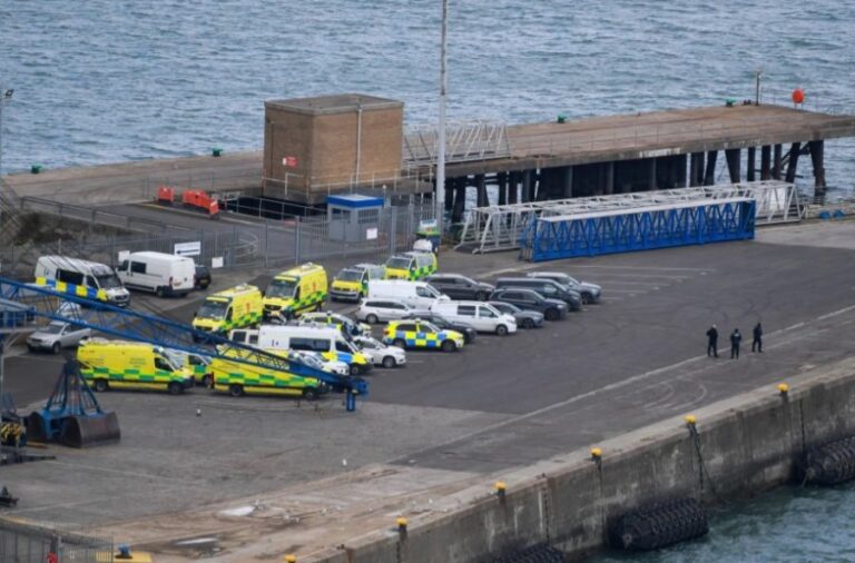 Angli: Shtatë imigrantë ilegalë shqiptarë në Britani tentuan të rrëmbenin një anije në Kanalin Anglez
