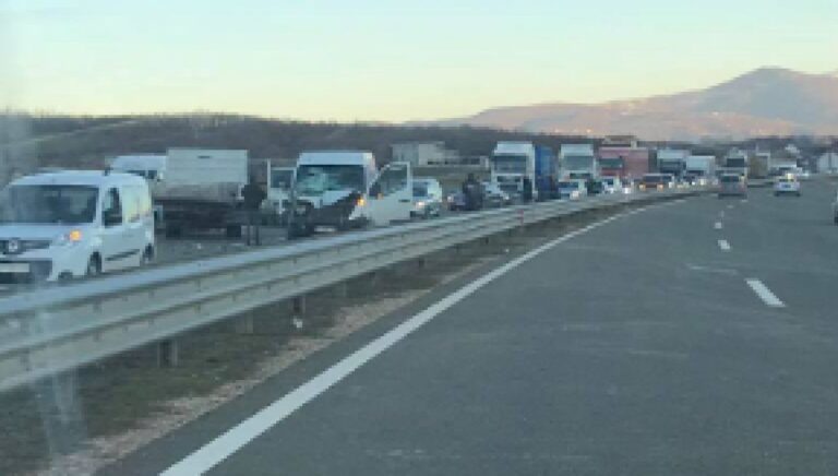 Përplasen dy vetura në autostradën “Ibrahim Rugova”, ka persona të lënduar