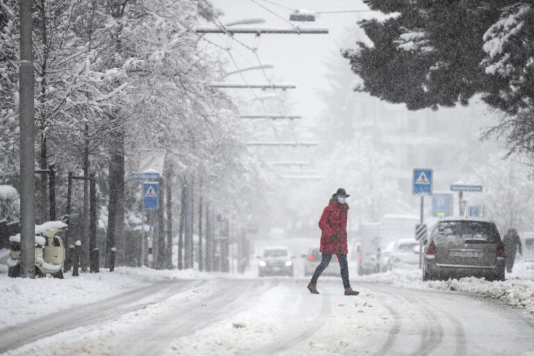 Evropa goditet nga stuhi të mëdha bore e reshje shiu