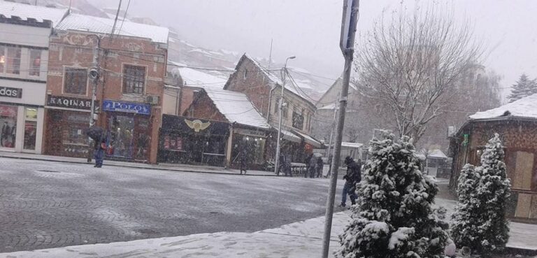 Moti në Prizren: Temperatura minus dhe reshje të dendura bore