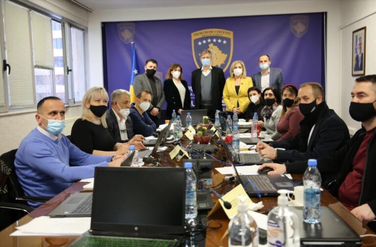 Shefi i EULEX-it vizitoi dhomën operative për zgjedhje