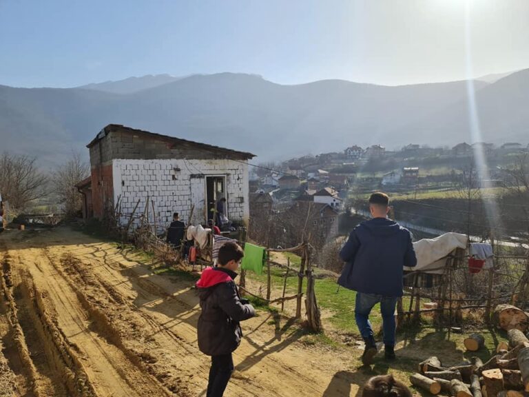 Ndihmohet familja Shatri në Kushnin të Hasit, pritet të bëhet edhe me shtëpi të re