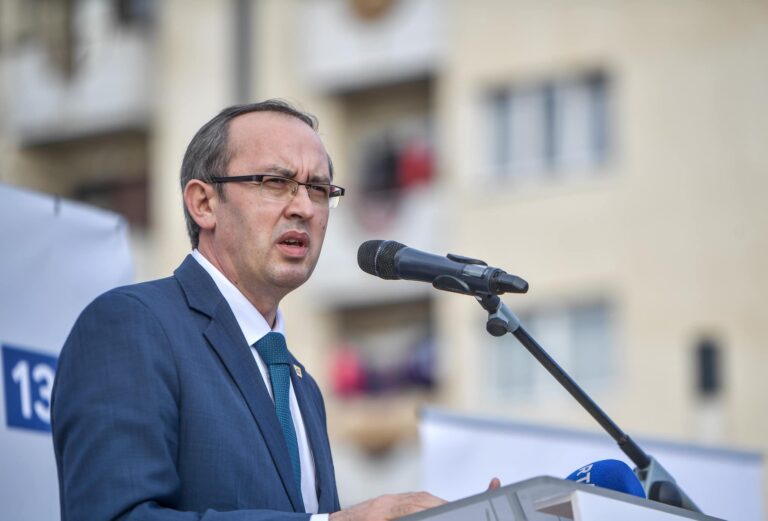 Hoti për Vetëvendosjen: S’beson as në Zot, as në shtet