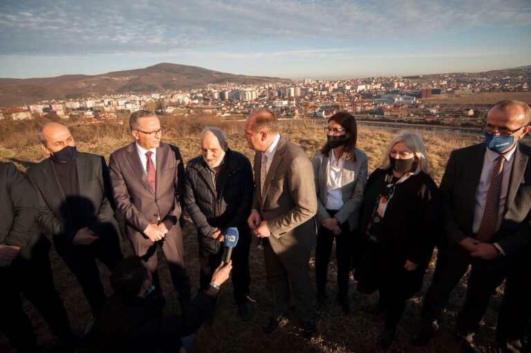 Enver Hoxhaj viziton Mitrovicën Veriore