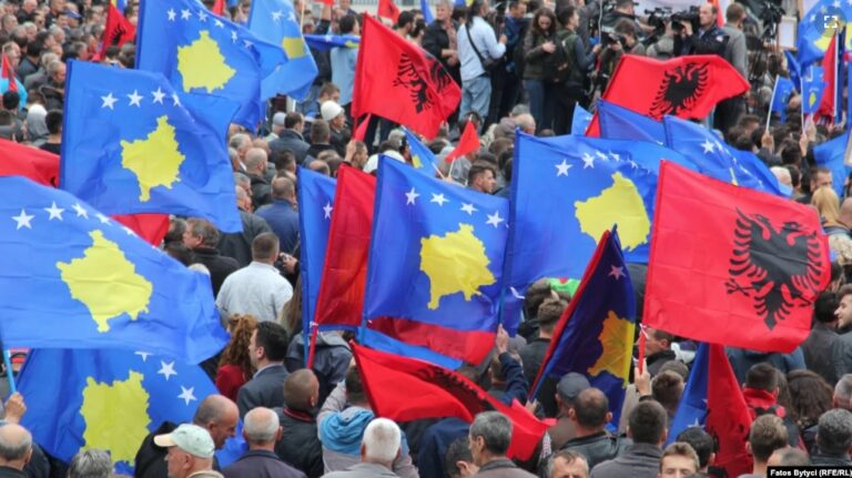 Bashkimi kombëtar si mjet kërcënimi