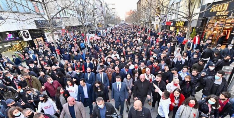 Zyrtari i PDK-së krahason Kurtin me Leninin