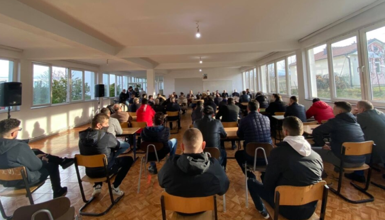 Shkollat përdoren për fushatë nga partitë, prindërit dhe arsimtarët të shqetësuar