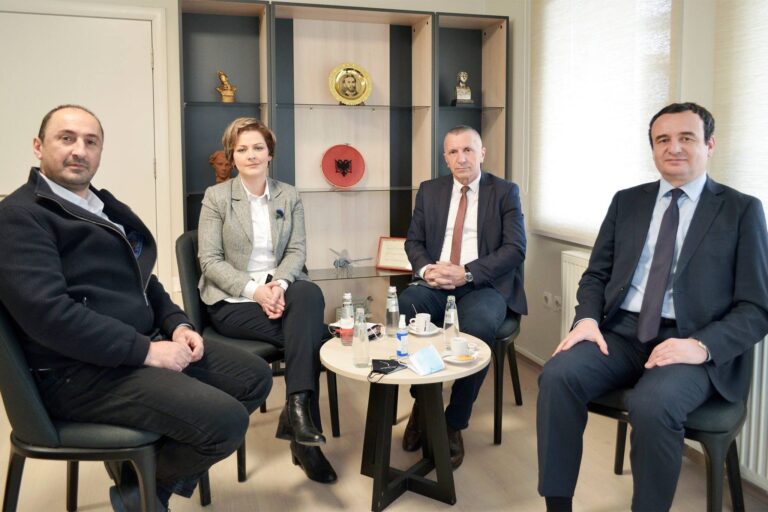 Kurti takohet me deputetin shqiptar në Kuvendin e Serbisë, Shaip Kamberin