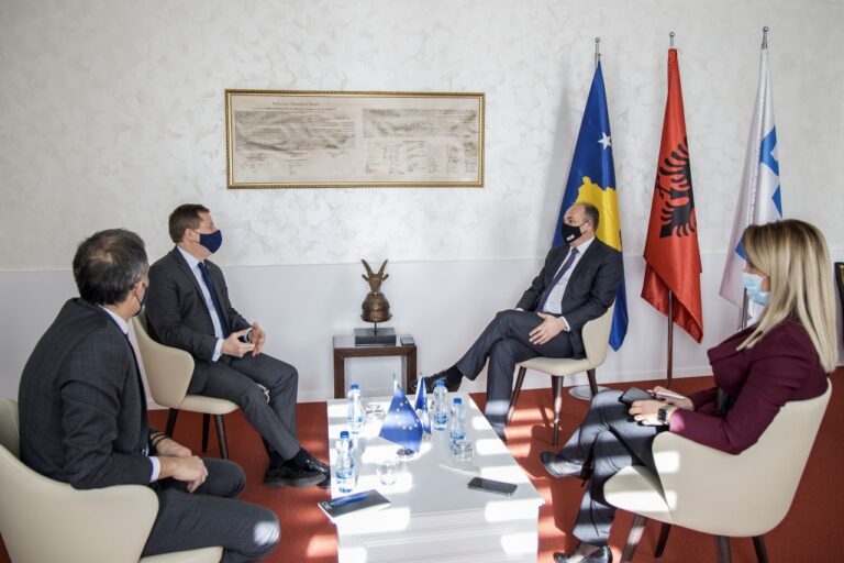 Hoxhaj takon Szunyog: Të krijohen sa më parë institucionet