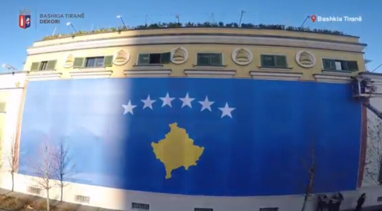 Një flamur gjigant i Kosovës vendoset në zemër të Tiranës